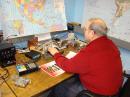 QEX Editor Larry Wolfgang, WR1B -- one of the HBC judges -- evaluates transceivers from the first Homebrew Challenge on the air from ARRL club station, W1HQ. [S. Khrystyne Keane, K1SFA, Photo]