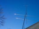 The N1MJC "shaky-pole" antenna system, which barely cleared the rooftop. [N1RL Photo]